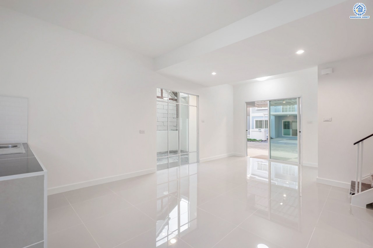 บ้านมือสองตกแต่งใหม่ โครงการ เดอะวิลเลจ แจ้งวัฒนะ-ติวานนท์ หลังมุม เนื้อที่ 55 ตร.ว. ดีไซน์ตอบทุกไลฟ์สไตล์ ฟังก์ชัน 3 ห้องนอน 2 ห้องน้ำ จอดรถได้ 2 คัน Living ชั้นล่างกว้างขวาง สามารถกั้นเป็นห้องเพิ่มได้สบาย ๆ บนทำเลติดถนนใหญ่ เชื่อมต่อทุกเส้นทาง ใกล้รถไฟฟ้าสายสีชมพู "สถานีแจ้งวัฒนะ-ปากเกร็ด28" และจุดขึ้นทางด่วน "ศรีสมาน"